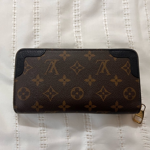 Louis Vuitton Zippy Wallet - Picture 2 of 15